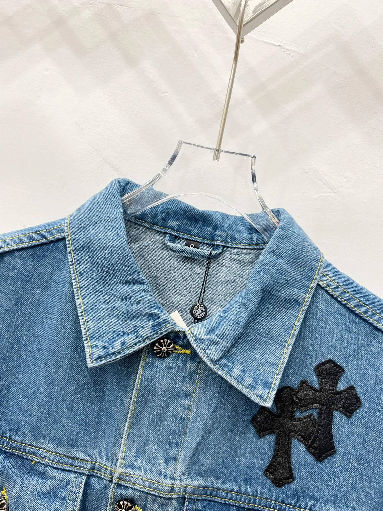 P320 Style No.: (r003) Chrome Hearts Chrome Hearts Logo Leather Couple's Washed Denim Jacket Super Invincible Hot Sale Is Here The Best Item for This Weather Cool Oversize Style The Classic Cross White Logo Covers the Whole Clothes, and the Cross Large Leather Label on the Back is the finishing touch. It is generous and full of personality without being exaggerated. It is a versatile style for spring and summer! It is made of 100% denim cotton fabric with heavy thread count and washed with water to ensure a stiff and tough shape while being comfortable and breathable against the skin. The high-density embroidery of Sanskrit letters is ultra-exquisite. The original molded custom buttons, large cross leather label, and Croxin's silver jewelry details are all luxurious! Casual and loose fit, lazy and casual, the same style for men and women. It is very trendy to match it with sweatpants and wide-leg pants casually. The focus is on versatility. It can be used as a jacket in spring and autumn. Size: S–XL Color: blue